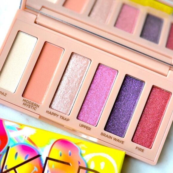 🌷 Urban Decay x Smiley Naked Chill Happy Eyeshadow Palette New - Picture 1 of 9